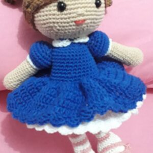 Boneca com vestido azul