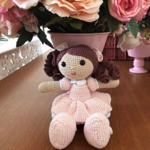 Maria José, a Zezé, fabrica artesanalmente Roupinhas de Crochê para  bonecas Barbie. Tudo um capricho!!! #FeiraHippie #Associação  #FeiraHippieDeCampinas #Cultura #arte #artesanato #esotéricos  #EconomiaCriativa #Quitutes #Alimentação